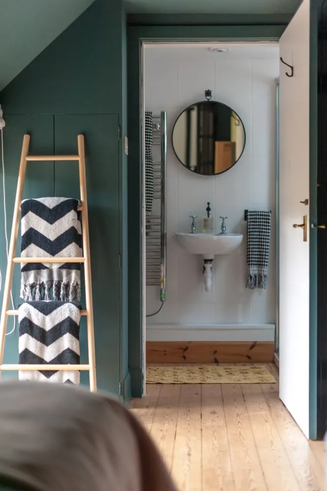 Shower room ensuite to twin bedroom in holiday cottage